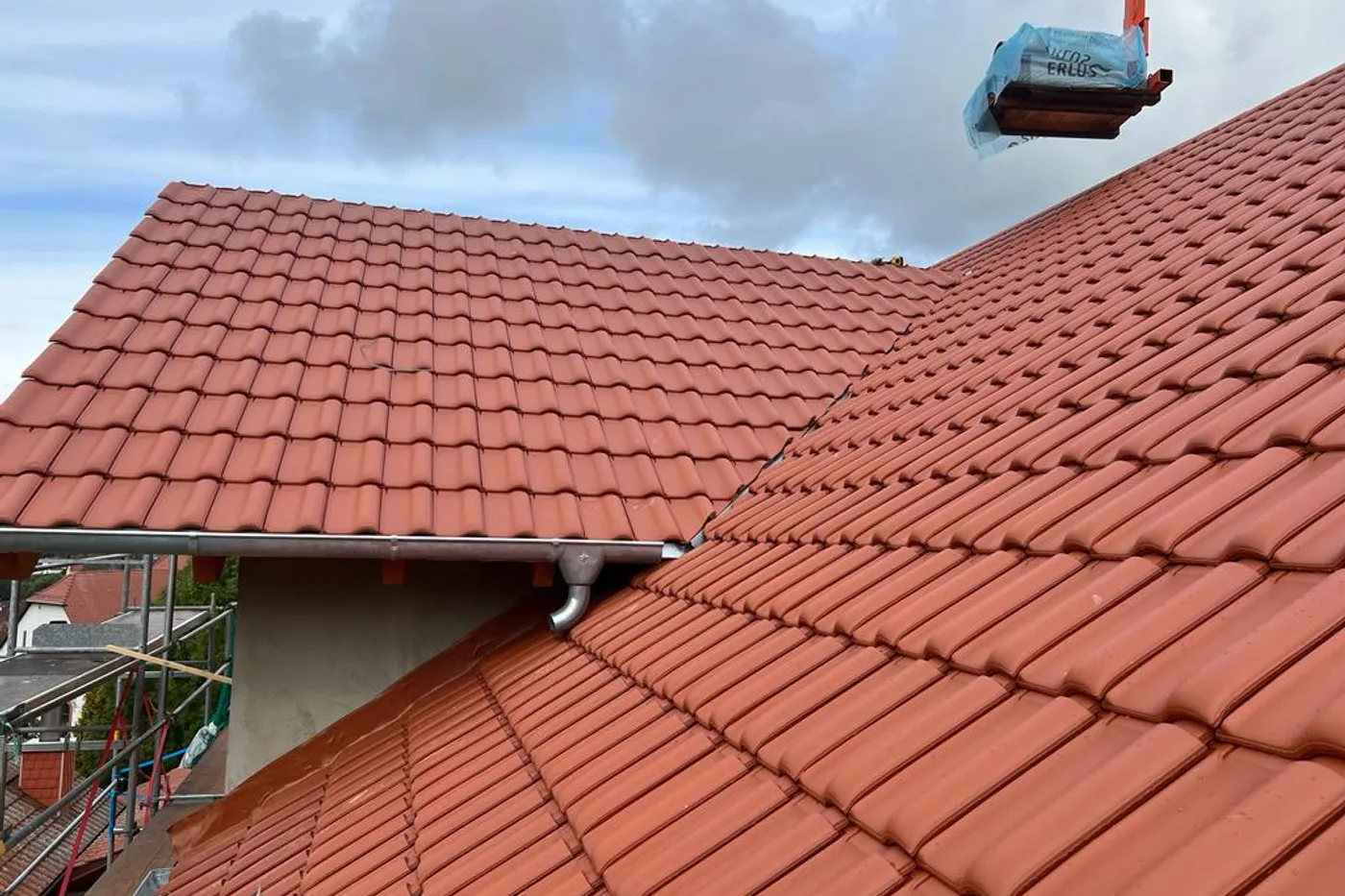 Saubere Dacheindeckung mit Ziegeln von Holzbau Oberlerchner im Main-Kinzig-Kreis