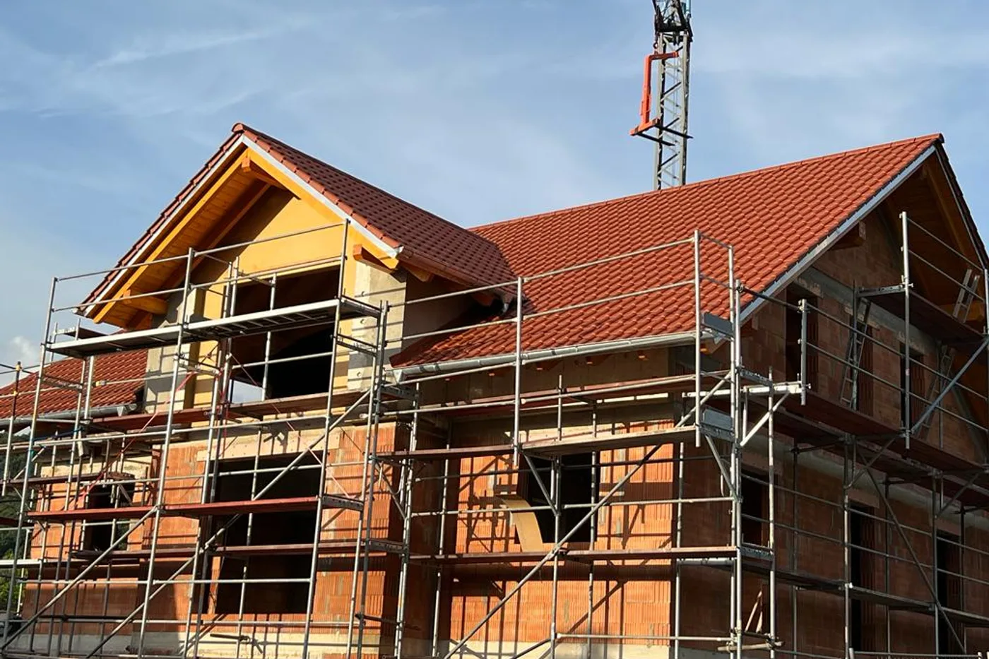 Fertig eingedecktes Steildach von Holzbau Oberlerchner in Gelnhausen