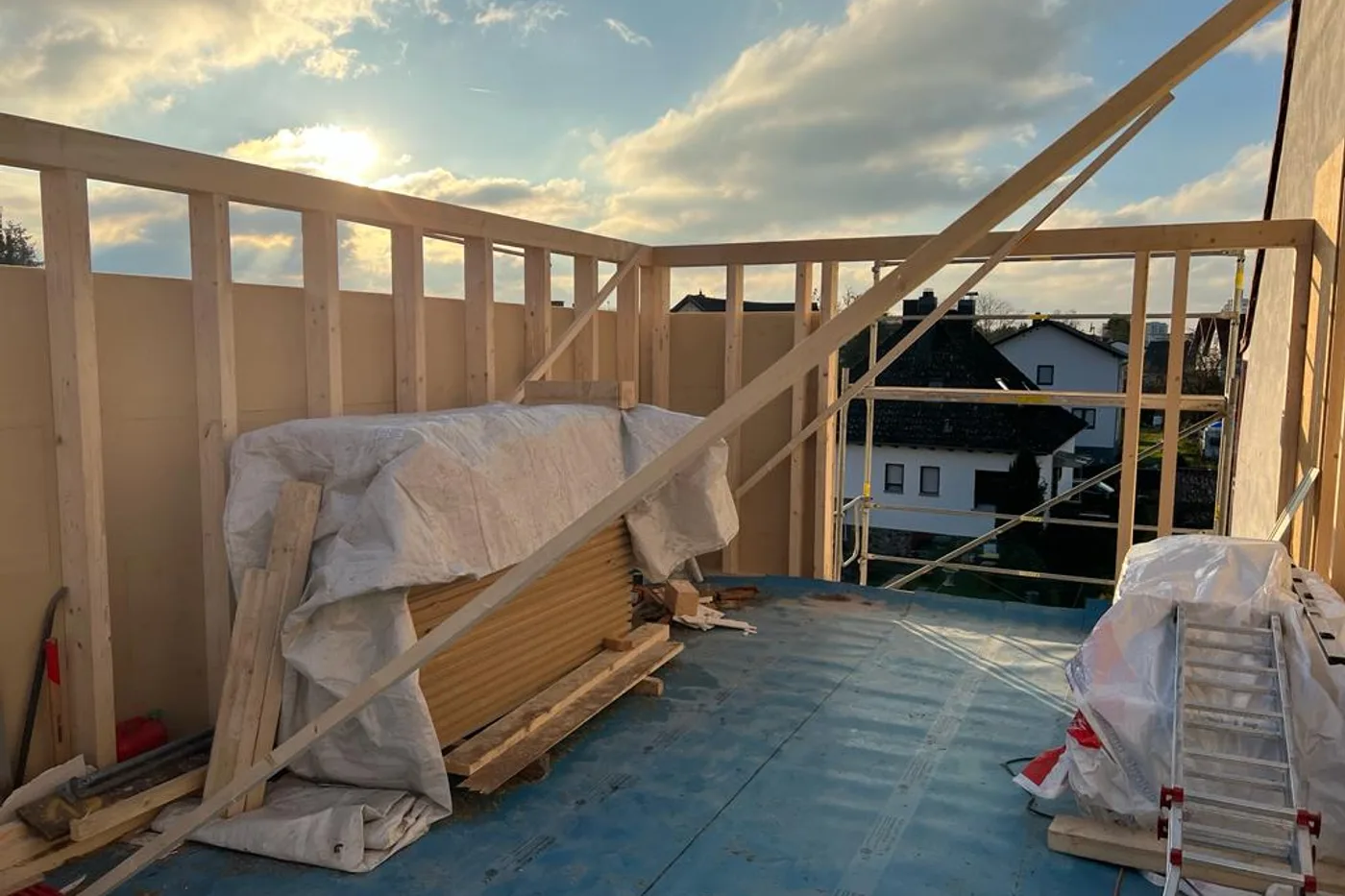 Holzbau-Aufstockung mit Rahmenkonstruktion von Holzbau Oberlerchner in Gelnhausen